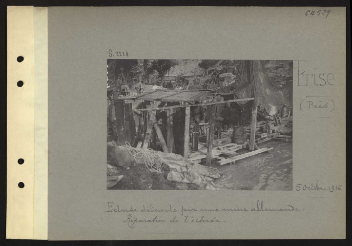 Frise (près). Ecluse détruite par une mine allemande : réparation de l'écluse