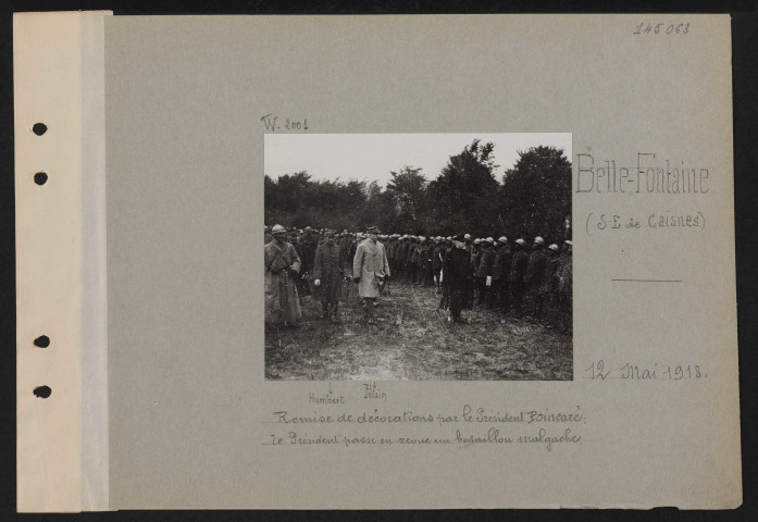 Belle-Fontaine (sud-est de Caisnes). Remise de décoration par le président Poincaré : le président passe en revue un bataillon malgache