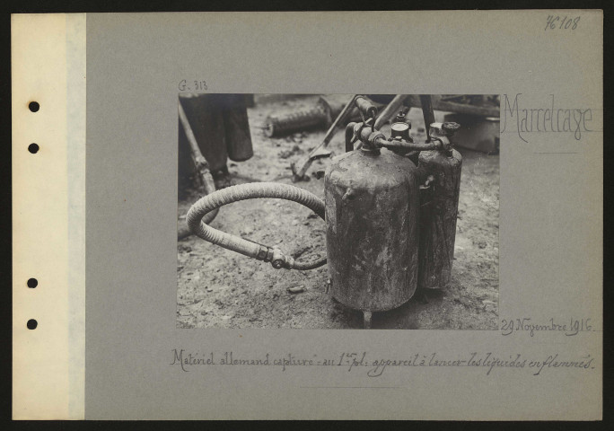 Marcelcave. Matériel allemand capturé : au premier plan appareil à lancer les liquides enflammés