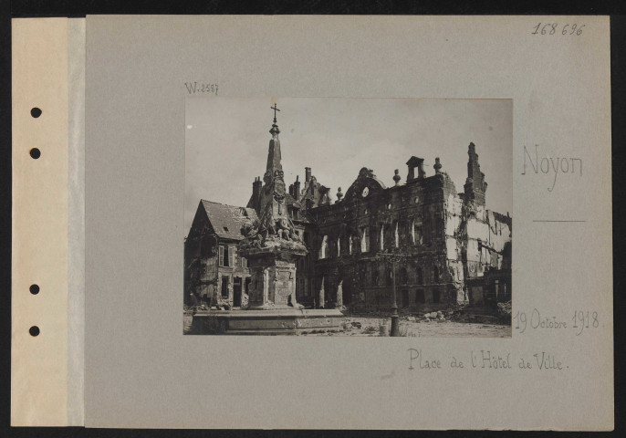 Noyon. Place de l'hôtel de ville