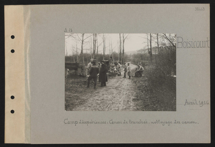 Boisicourt. Camp d'expériences : canon de tranchées , nettoyage du canon