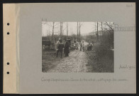 Boisicourt. Camp d'expériences : canon de tranchées , nettoyage du canon