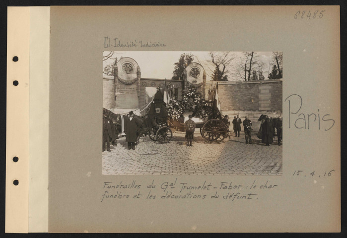 Paris. Funérailles du général Trumelet-Faber : le char funèbre et les décorations du défunt