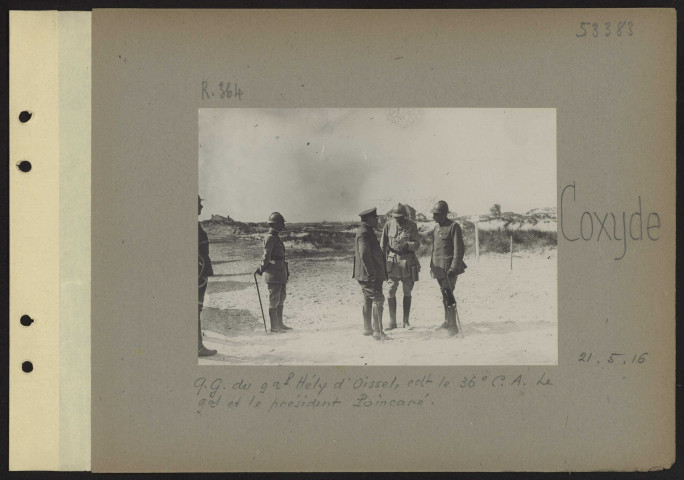 Coxyde. QG du général Hély d'Oissel, commandant le 36e CA. Le général et le président Poincaré quittant la QG