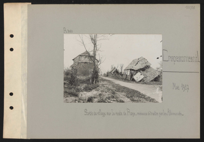 Crapeaumesnil. Sortie du village sur la route de Roye. Maisons détruites par les Allemands