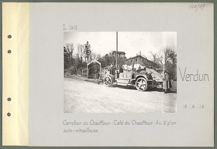 Verdun. Café du Chauffour. Café du Chauffour. Au premier plan auto-mitrailleuse