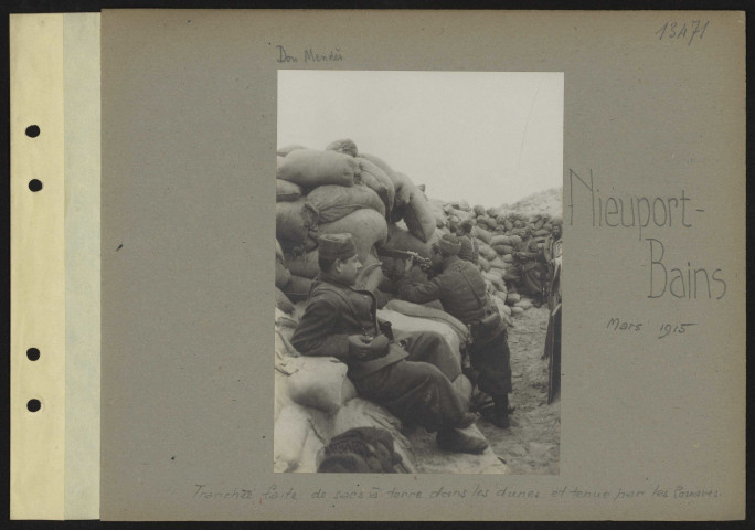 Nieuport-Bains. Tranchée faite de sacs à terre dans les dunes et tenue par les zouaves
