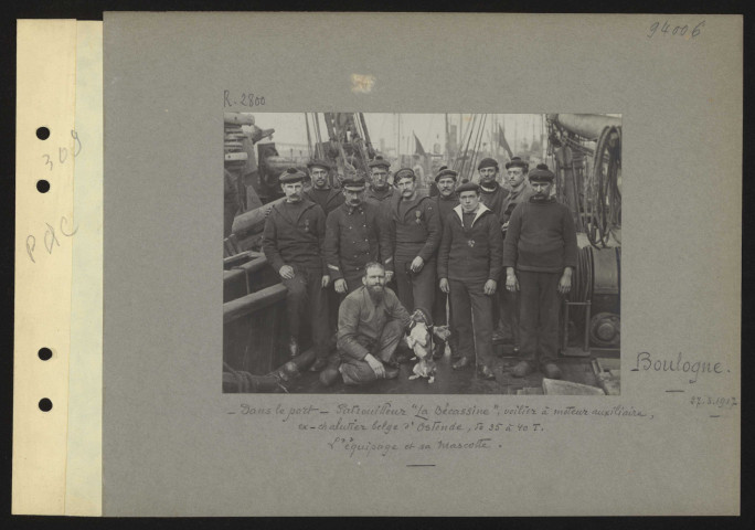 Boulogne. Dans le port. Patrouilleur "La Bécassine", voilier à moteur auxiliaire, ex-chalutier belge d'Ostende de 35 à 40 t. L'équipage et sa mascotte