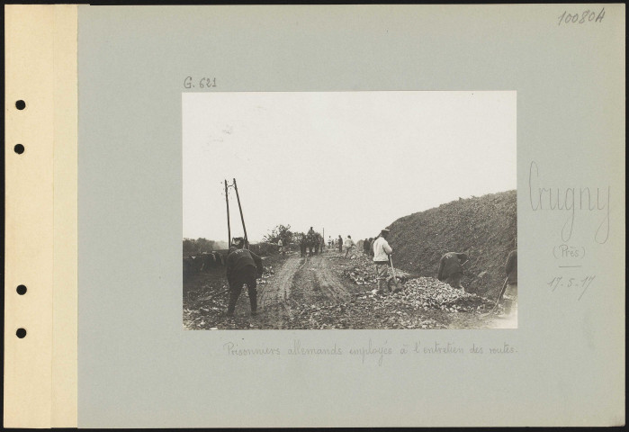 Crugny (près). Prisonniers allemands employés à l'entretien des routes