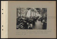 Suresnes. Usines de la société d'éclairage électrique. Fabrication d'obus. Atelier de mise à longueur des tubes d'obus de 75