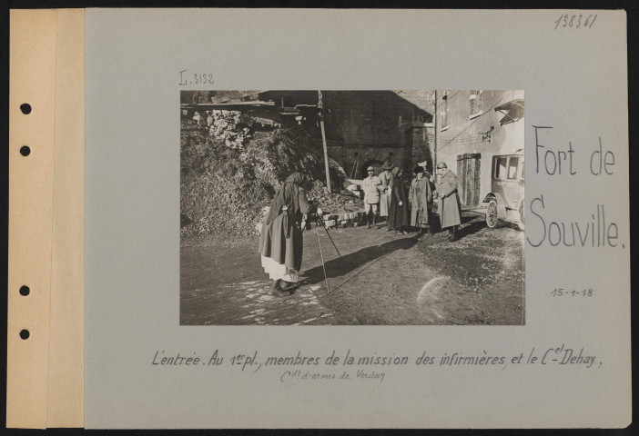 Fort de Souville. L'entrée. Au premier plan, membres de la mission des infirmières et le colonel Dehay, commandant d'armes de Verdun