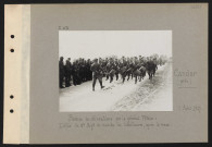 Candor (près). Remise de décoration par le général Pétain : défilé du 8e régiment de marche de tirailleurs, après la revue