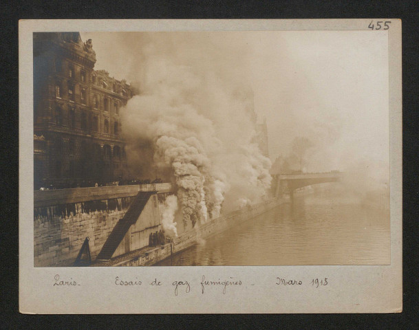 Paris. Essais de gaz fumigènes