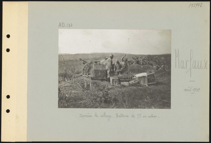 Marfaux. Derrière le village. Batterie de 75 en action