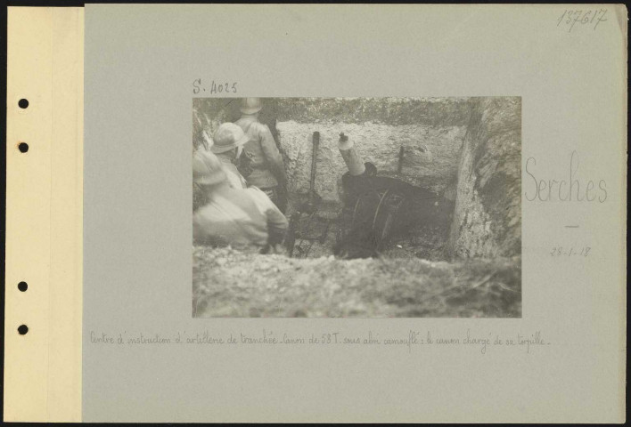 Serches. Centre d'instruction d'artillerie de tranchée. Canon de 58 T sous abri camouflé : le canon chargé de sa torpille
