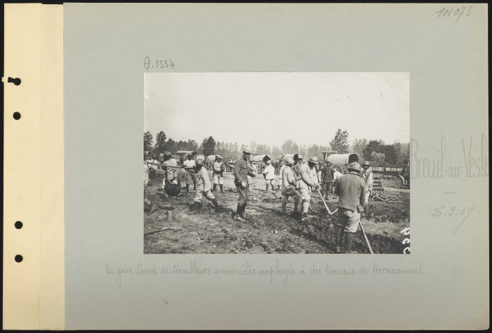 Breuil-sur-Vesle. La gare. Corvée de tirailleurs annamites employés à des travaux de terrassement