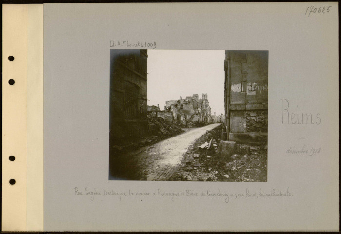 Reims. Rue Eugène Desteuque. La maison à l'enseigne "Bière de Courlancy" ; au fond, la cathédrale