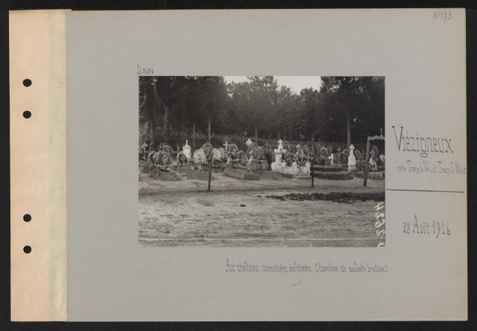Viézigneux (entre Tracy-le-Val et Tracy-le-Mont). Au château : cimetière militaire (tombes de soldats bretons)