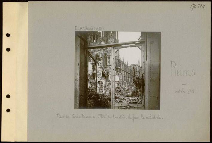 Reims. Place du Parvis. Ruines de l'hôtel du Lion d'or. Au fond, la cathédrale