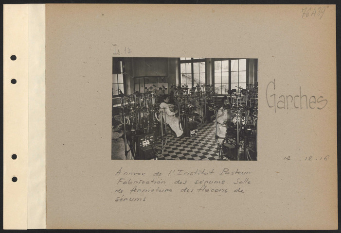 Garches. Annexe de l'Institut Pasteur. Fabrication des sérums. Salle de fermeture des flacons de sérums