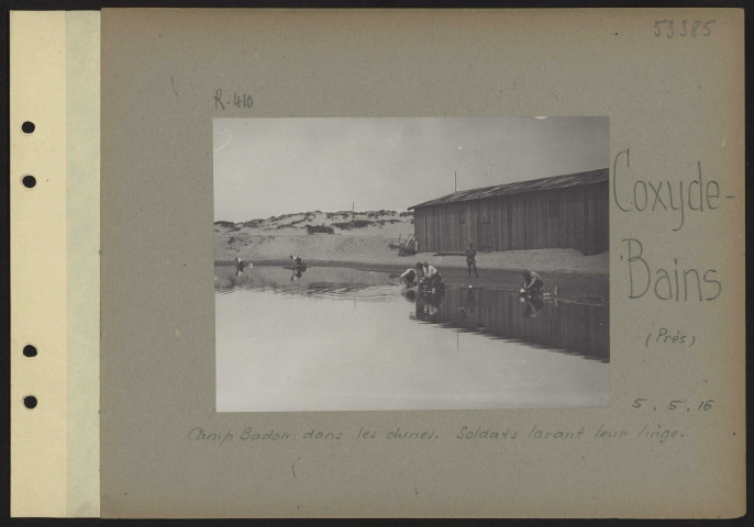 Coxyde-Bains (près). Camp Bador dans les dunes. Soldats lavant leur linge