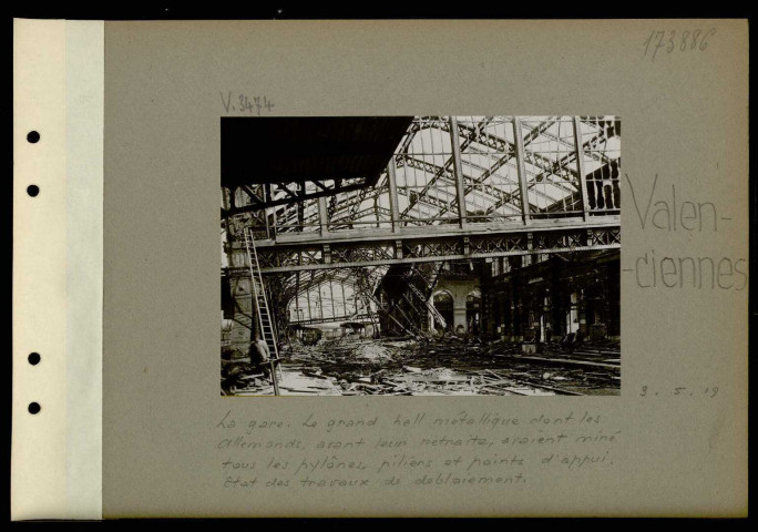 Valenciennes. La gare. Le grand hall métallique dont les Allemands, avant leur retraite, avaient miné tous les pylônes, piliers et points d'appui. Etat des travaux de déblaiement