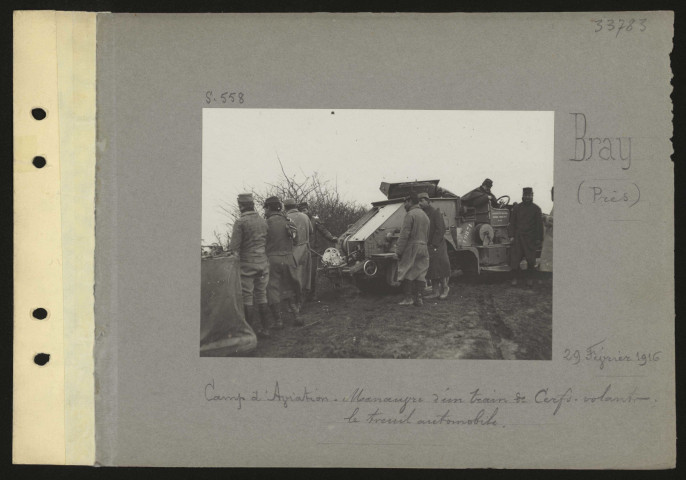 Bray (près). Camp d'aviation. Manœuvre d'un train de cerfs-volants ; le treuil automobile