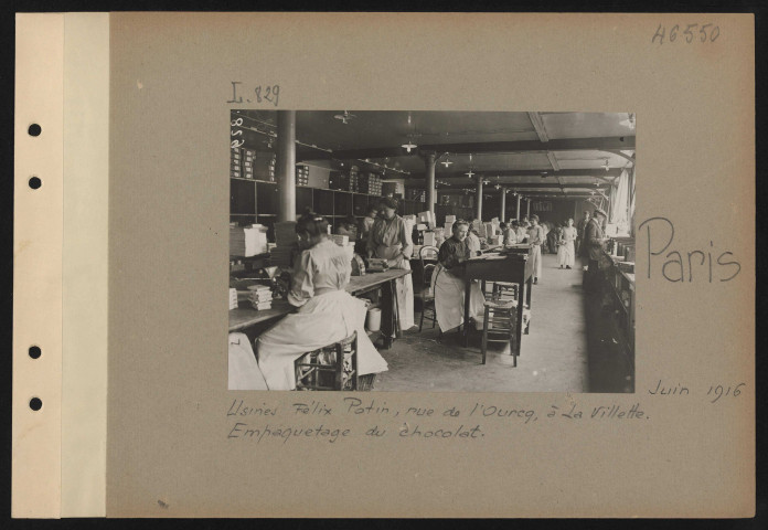 Paris. Usines Félix Potin, rue de l'Ourcq, à la Vilette. Empaquetage du chocolat