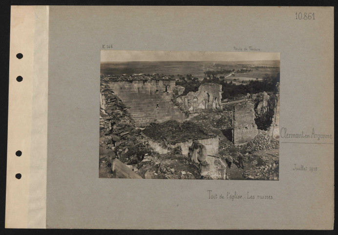 Clermont-en-Argonne. Toit de l'église. Les ruines