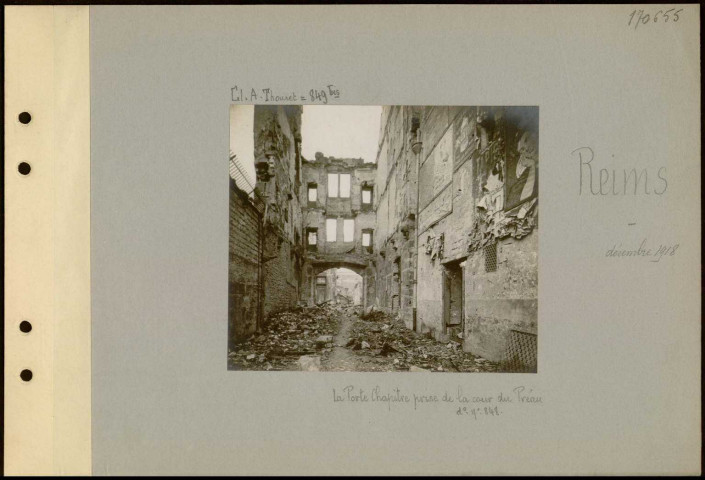 Reims. La porte Chapitre prise de la cour du préau