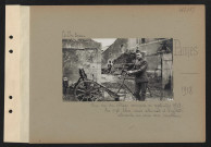 Pannes. Une rue du village reconquis en septembre 1918. Au premier plan, lance-mines allemand et bicyclette allemande aux roues sans caoutchouc
