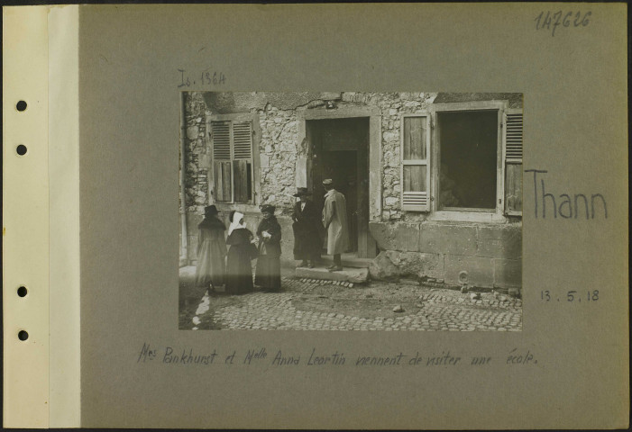 Thann. Miss Pankhurst et mademoiselle Anna Léortin viennent de visiter une école