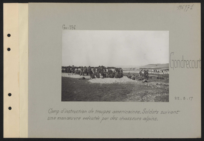 Gondrecourt. Camp d'instruction de troupes américaines. Soldats suivant une manœuvre exécutée par des chasseurs alpins