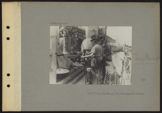 S.l. Les étuis à cartouches vont être placés dans la ceinture