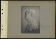 S.l. Lieutenant général Jacquet. Buste par le sculpteur sergent Eugène de Bremaecker