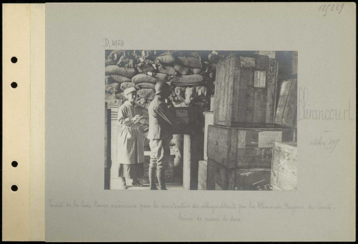 Blérancourt. Comité de la Croix-Rouge américaine pour la reconstruction des villages détruits par les Allemands. Magasin du comité. Arrivée de caisses de dons