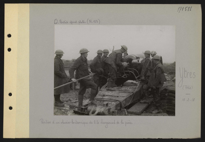Ytres (près). Position d'un obusier britannique de 8. Le chargement de la pièce