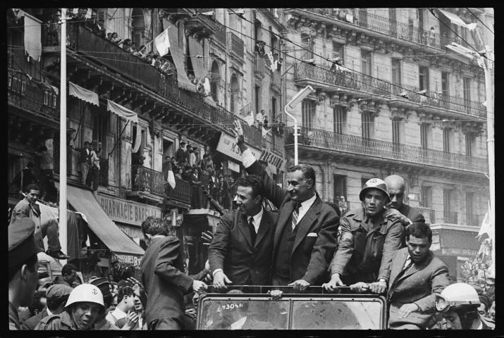 Défilé de Nasser dans les rues d'Alger avec Ben Bella et Boumediène (suite): 2