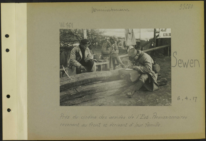 Sewen. Près du cinéma des armées de l'Est. Permissionnaires revenant au front et écrivant à leur famille