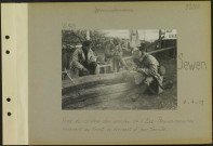 Sewen. Près du cinéma des armées de l'Est. Permissionnaires revenant au front et écrivant à leur famille