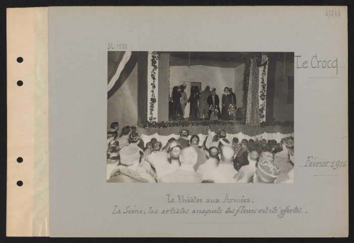 Le Crocq. Le théâtre aux armées. La scène : les artistes auxquels des fleurs ont été offertes