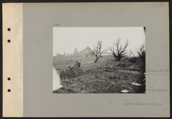 Ferme de Léomont. Tombes de soldats près de la ferme