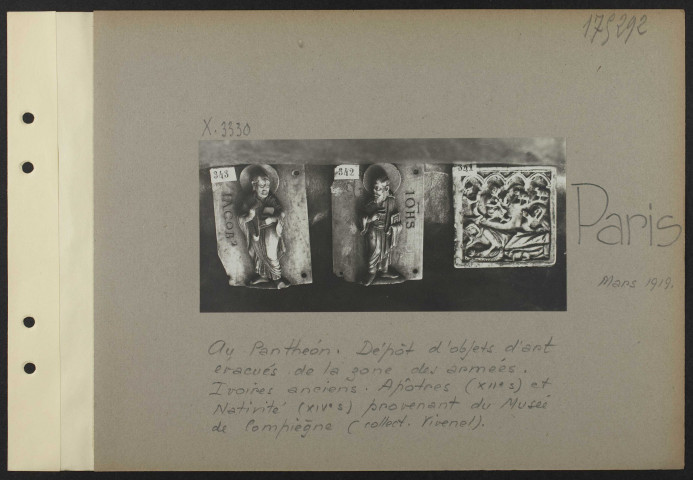 Paris. Au Panthéon. Dépôt d'objets d'art évacués de la zone des armées. Ivoires anciens. Apôtres (XIIe siècle) et Nativité (XIVe siècle) provenant du musée de Compiègne (collection Vivenel)