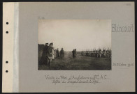 Blincourt. Visite du roi d'Angleterre au deuxième CAC. Défilé des troupes devant le roi