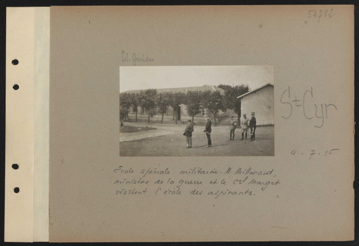 Saint-Cyr. École spéciale militaire. M. Millerand, ministre de la guerre et le colonel Margot visitent l'école des aspirants
