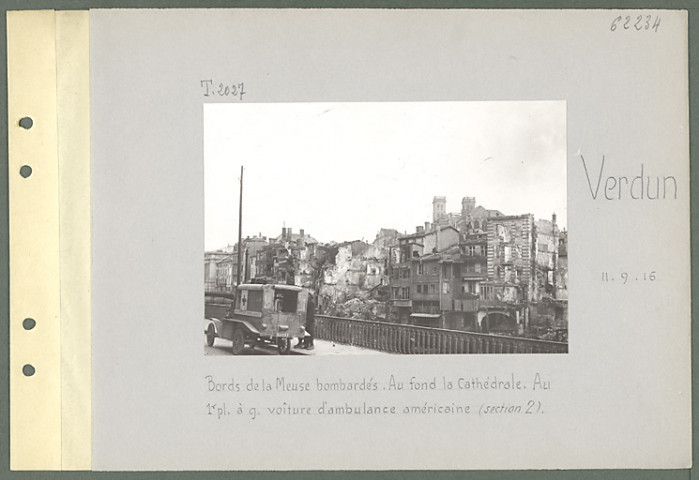 Verdun. Bords de la Meuse bombardés. Au fond la cathédrale. Au premier plan à gauche voiture d'ambulance américaine (section 2)
