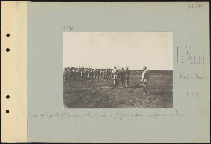 La Veuve (près et au nord). Revue passée par le général Gouraud commandant la 4e armée. Le général Gouraud décore un officier de cavalerie