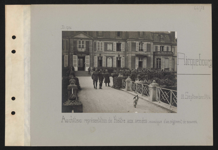 Ricquebourg. Au château : représentation du théâtre aux armées : musique d'un régiment de zouaves