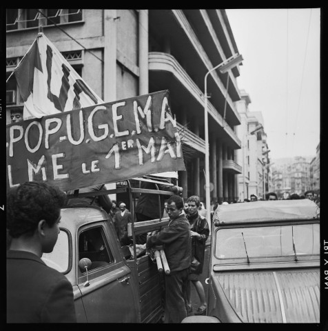 Manifestation et groupe de jeunes dans la rue
