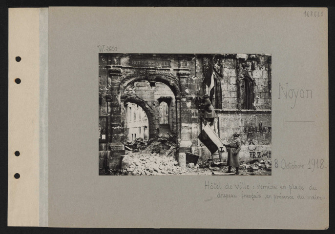 Noyon. Hôtel de ville: remise en place du drapeau français, en présence du maire